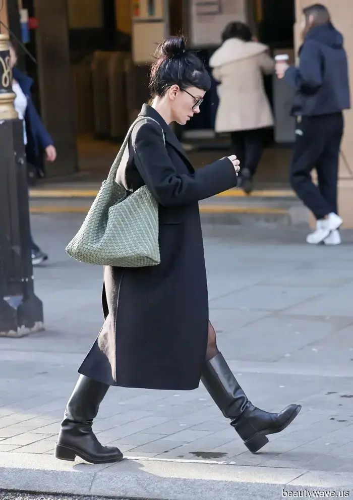 Wir sind uns sicher, dass es diesen Winter nichts Schickeres gibt als diese unerwartete Kombination aus Tasche und Stiefeln.