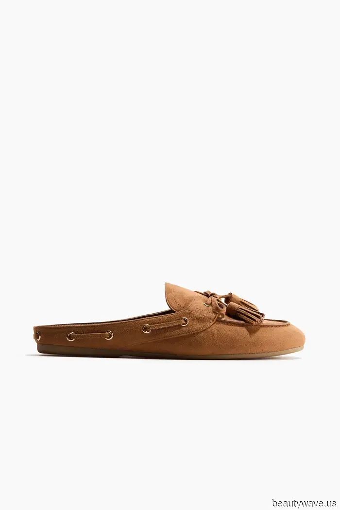 The flat-shoe trend that everyone will be sporting at the airport with jeans this fall has arrived.