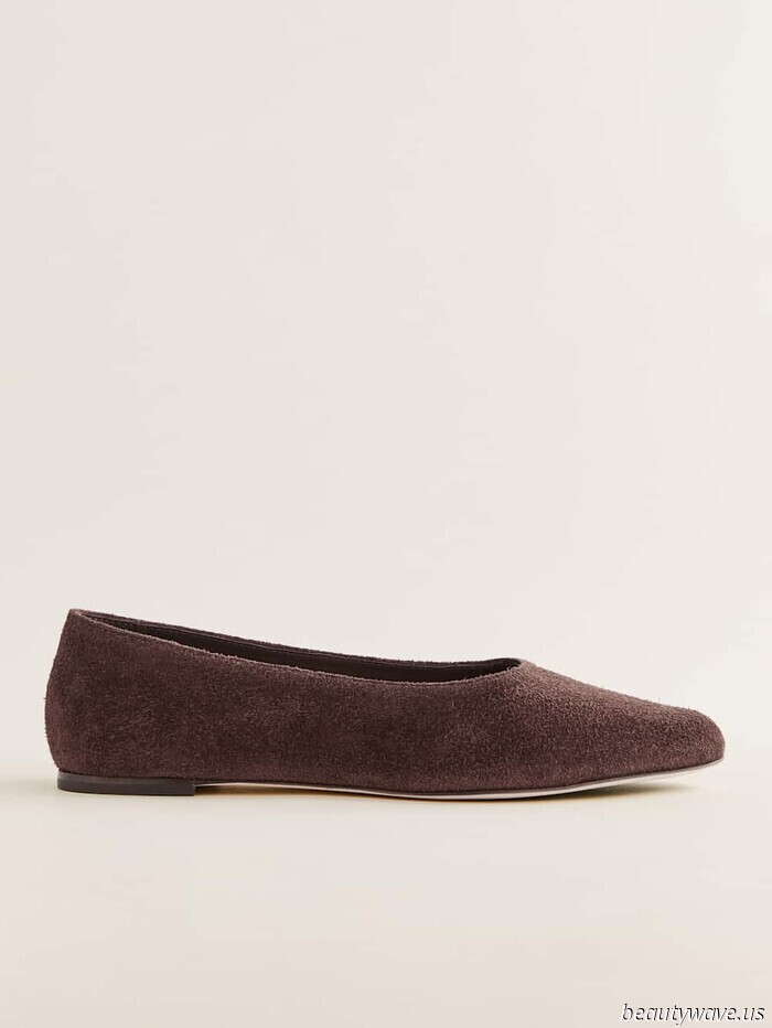 This is the precise flat shoe and jean color pairing that fashion enthusiasts will be sporting this fall.