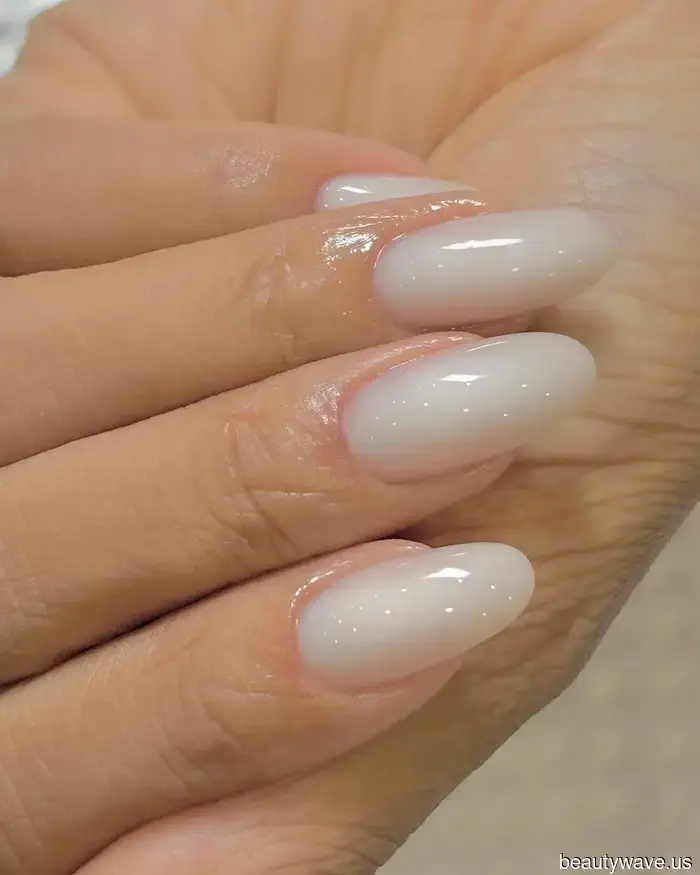 Nicht Chrome, Nicht Milky&mdash;"Marshmallow Nails" ist der elegante Maniküre-Trend, den man sich diesen Winter wünschen sollte.