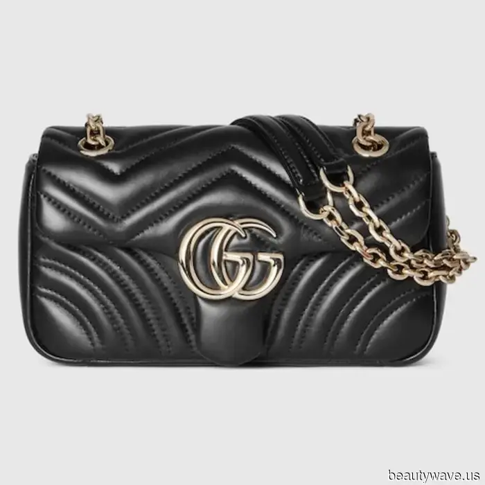 Die coolsten französischen Mädchen tragen diese 6 Sommer-Handtaschen-Trends durch die Hitzewelle in Paris.
