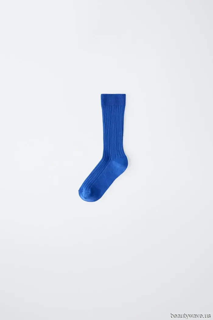 Wenn Sie möchten, dass Ihre grundlegenden Outfits in diesem Frühling cool aussehen, tragen Sie diesen Socken-Trend dazu.