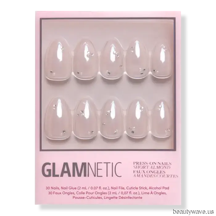 Las Uñas Brillantes Están *Tan* de Vuelta para el Verano&mdash;Dua, Kylie y Sabrina Todas Apoyan la Tendencia
