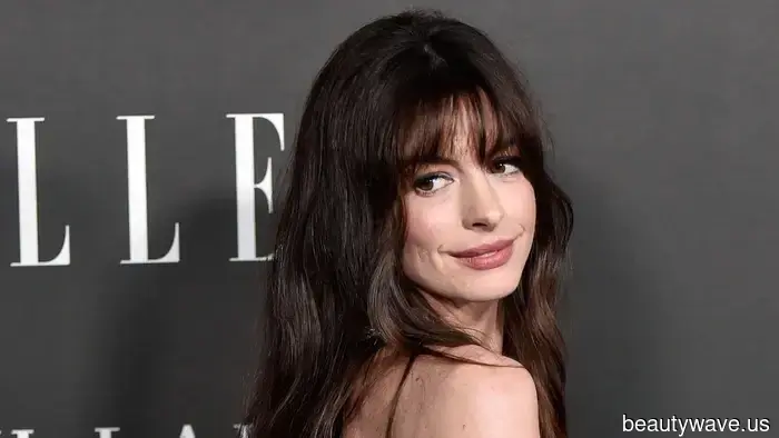 Не обтягивающее, не по фигуре — праздничное платье Энн Хэтэуэй гораздо более взрослое и элегантное