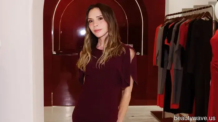 Victoria Beckham trug gerade die Schuhfarbe, die Burgunderkleider äußerst elegant aussehen lässt.