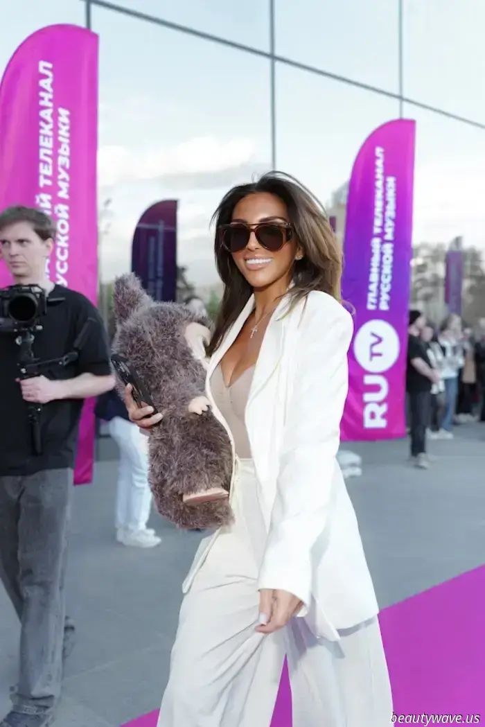 Lucy Pylaeva and the giant Labubu: a new level of fashionable irony on RU.TV 2025