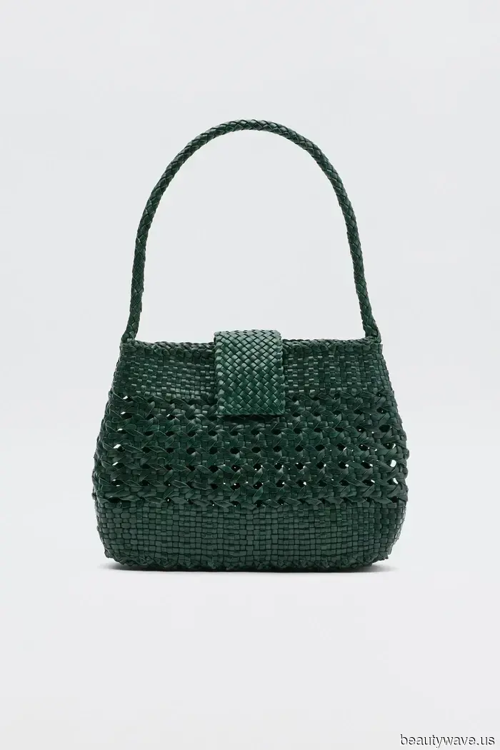 Forget about black totes—fashion experts are embracing these Spring bag color trends for 2026.