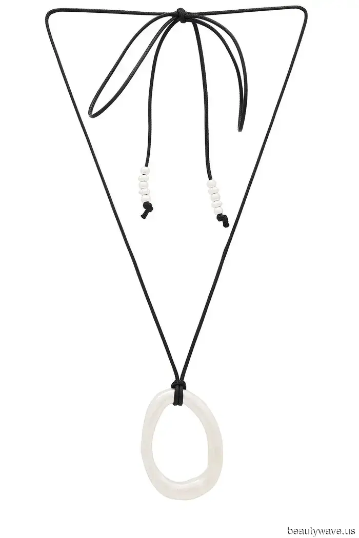 I Peplum Sono Tornati di Moda Quest'Anno&mdash;Ecco il Modo Aggiornato di Indossarli nel 2026