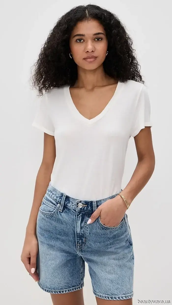 Questa t-shirt è stata "fuori" per così tanto tempo che è difficile credere che sia di nuovo alla moda.