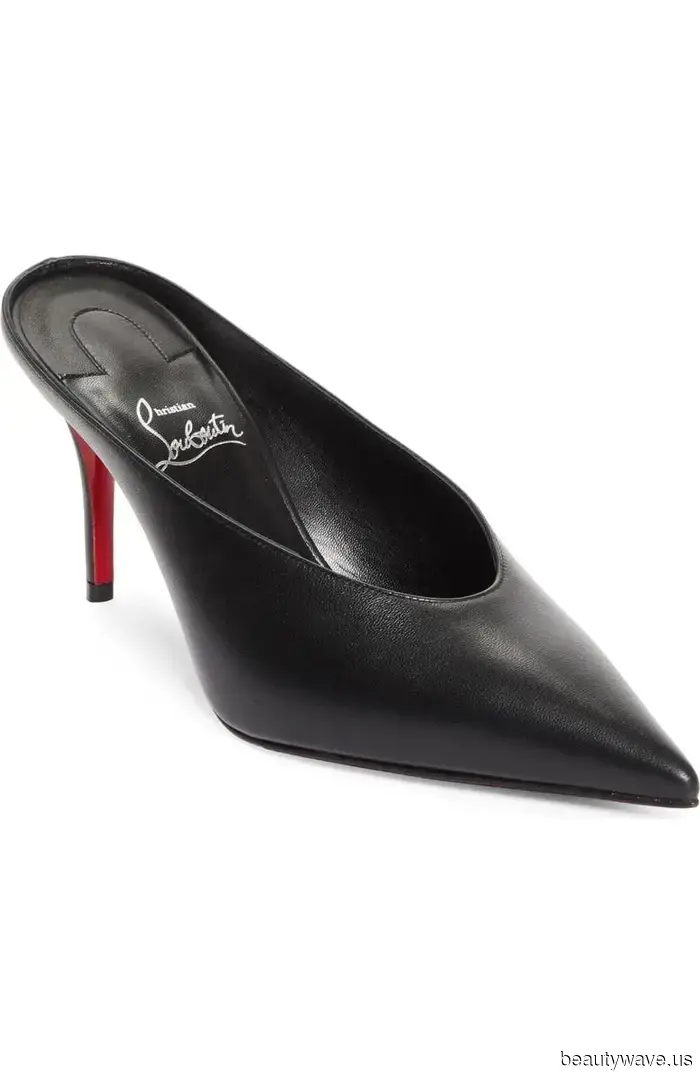 Throughout Paris Fashion Week, everyone was pairing leggings with this shoe trend, and I'm making a note of it.