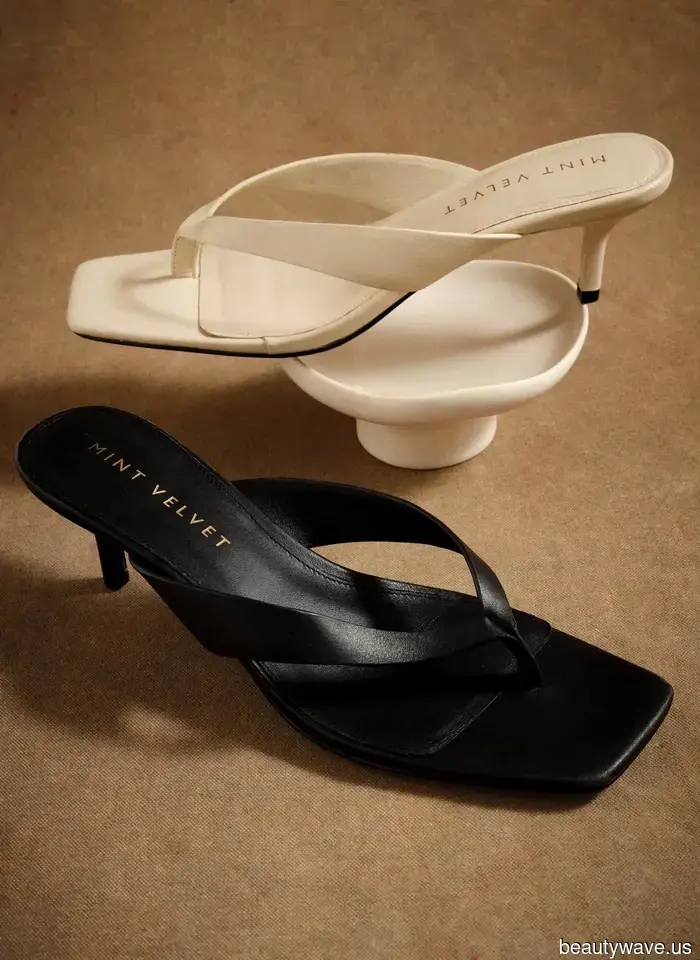 Nein, keine Slipper&mdash;der Schuhtrend der 90er, den Modeleute gerade mit Jeans, Leggings und Kleidern tragen.