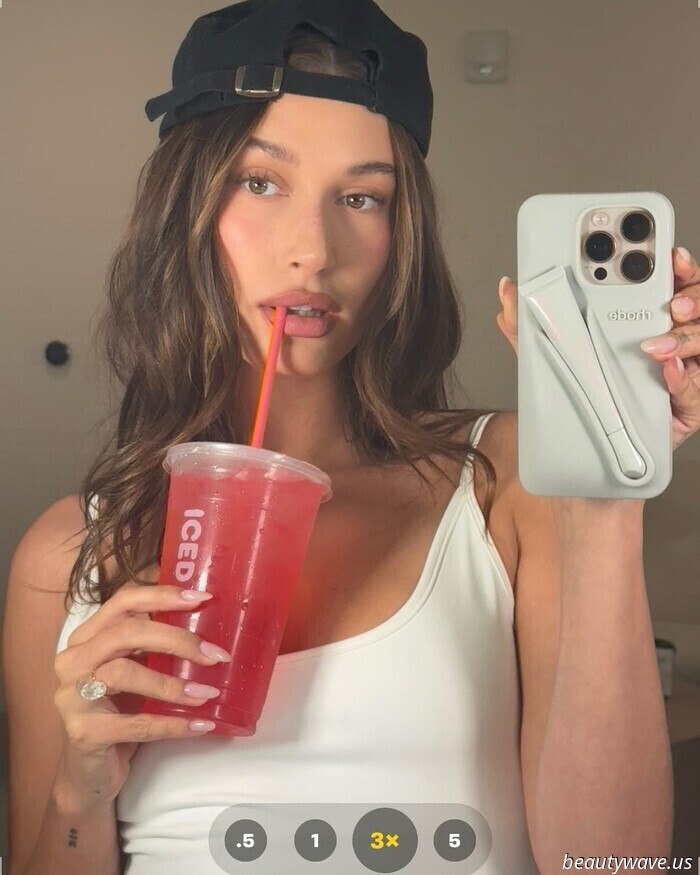 Según las Manicuristas Famosas (y Hailey Bieber), las Uñas de "Servicio Suave" Se están Apoderando del Verano de 2025