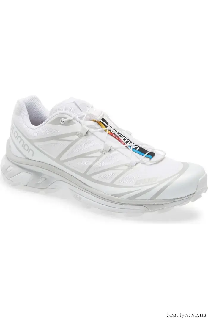 Promis in ihren 60ern stylen Jeans mit diesem einen Sneaker-Farbtrend.