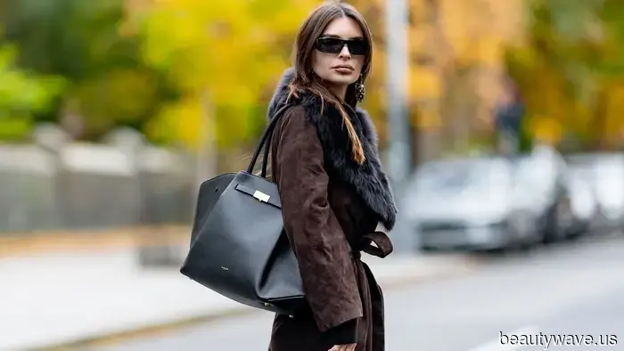 Visto en NYC: Emily Ratajkowski usando el bolso de $695 que la gente de moda no puede dejar de adorar.