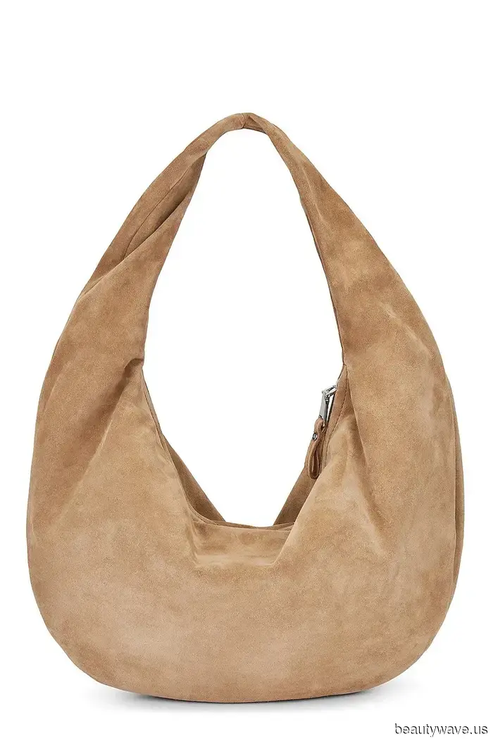 Forget about fleeces and hoodies—this is the must-have jacket for pairing with plain leggings.