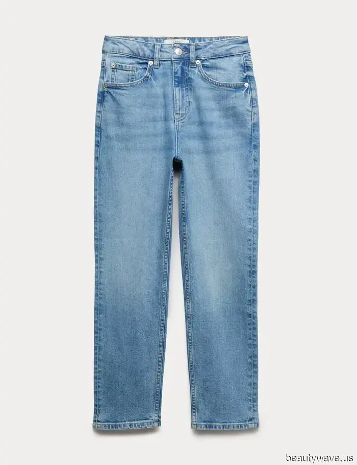 Rather than trainers and loafers, the French consistently opt for this stylish shoe trend paired with cropped jeans.