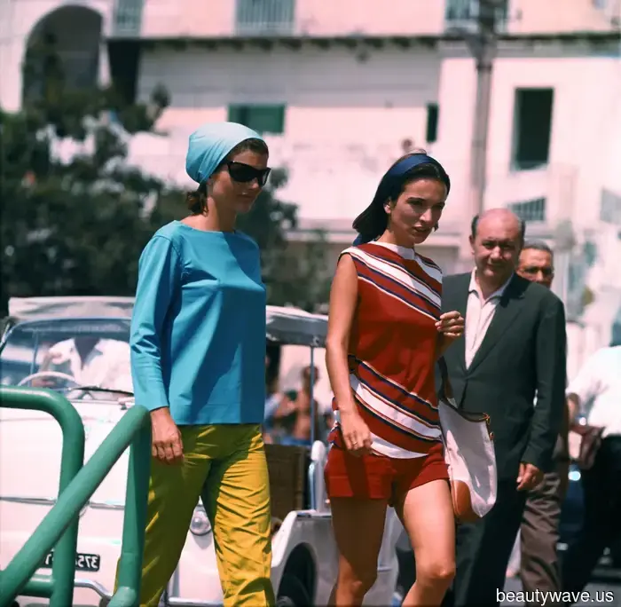 Capris, gafas de sol, bufandas&mdash;el estilo veraniego de Jackie O nunca ha sido más relevante.