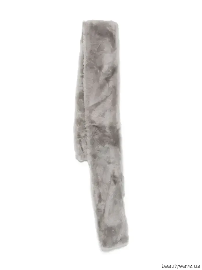 Wenn Sie wie ein It-Girl in einem Blazer aussehen möchten, tragen Sie ihn mit dem angesagten Accessoire-Trend, den jeder gerade will.