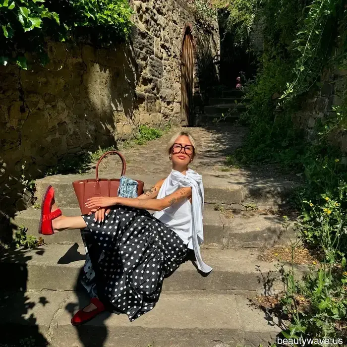 Minimalist and eclectic dressers seldom see eye to eye, yet both recognize that this "outdated" blouse looks best when paired with jeans and linen...