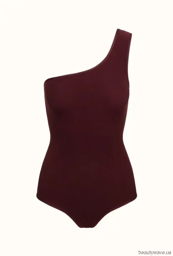 Klassisch, zeitlos und immer schick: Elegante Französinnen greifen in jedem Sommer auf diesen Badeanzug-Stil zurück.