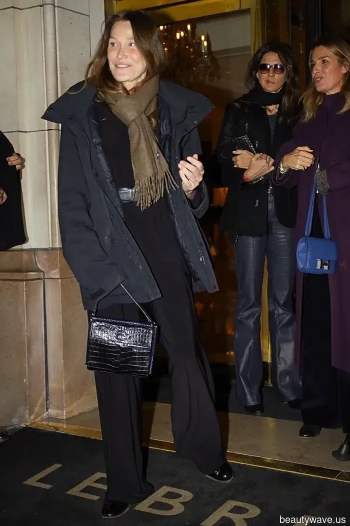 If you aim to achieve a French supermodel look, incorporate this chic bag trend into your casual outfits.