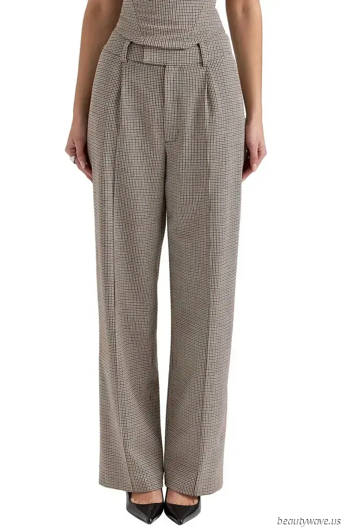 Don this stylish accessory with pants this summer if you wish to achieve a luxurious look.