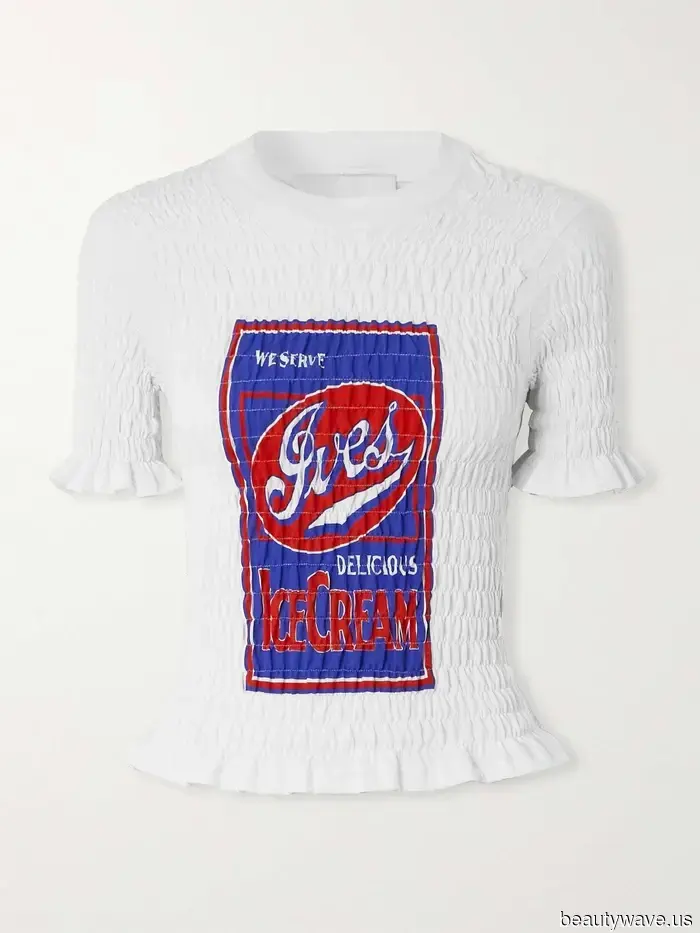 Menschen verzichten auf schlichte weiße Tanktops zugunsten des Trends, der Outfits so viel cooler macht.