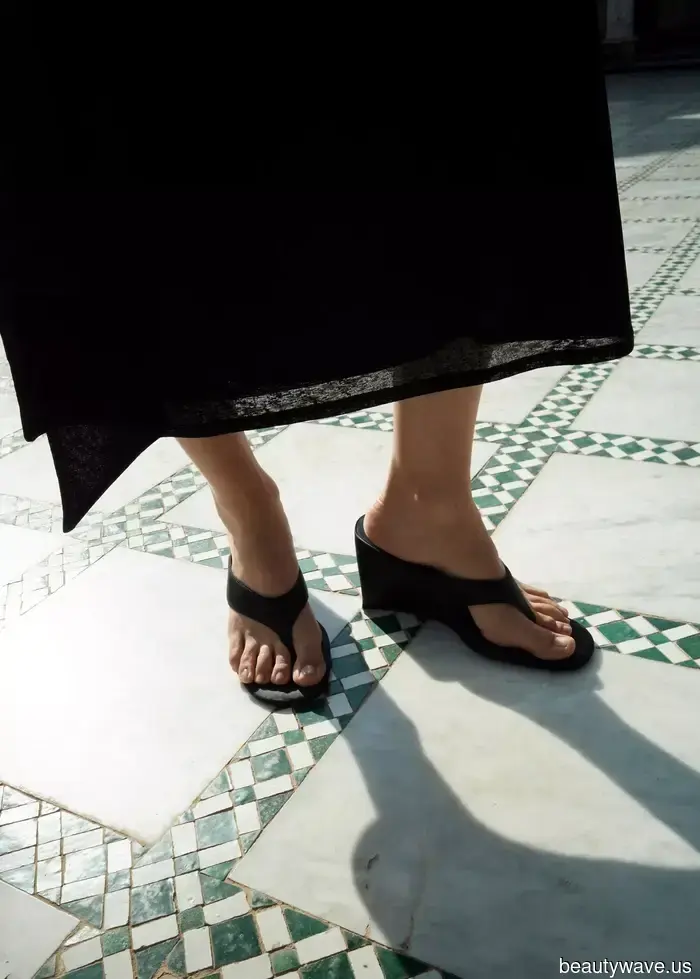 Не балетки, не совсем каблуки&mdash;это тренд обуви, который я постоянно вижу на самых стильных девушках Европы.