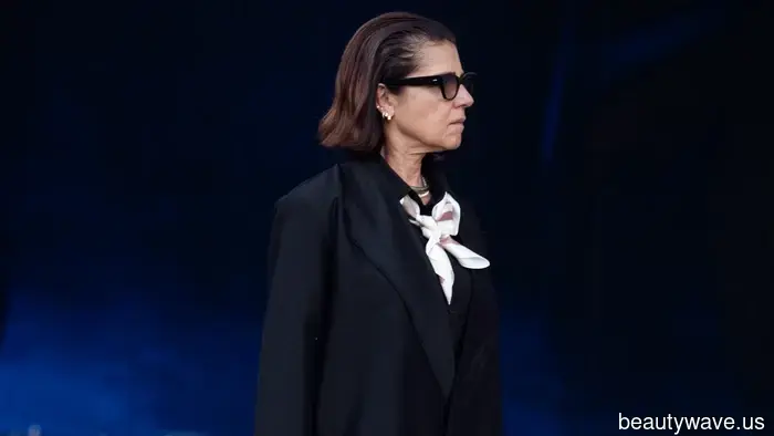 Sicher, Ballerinas sind in Ordnung, aber Frauen über 50 lieben stattdessen diesen umstrittenen Flachschuh-Trend.