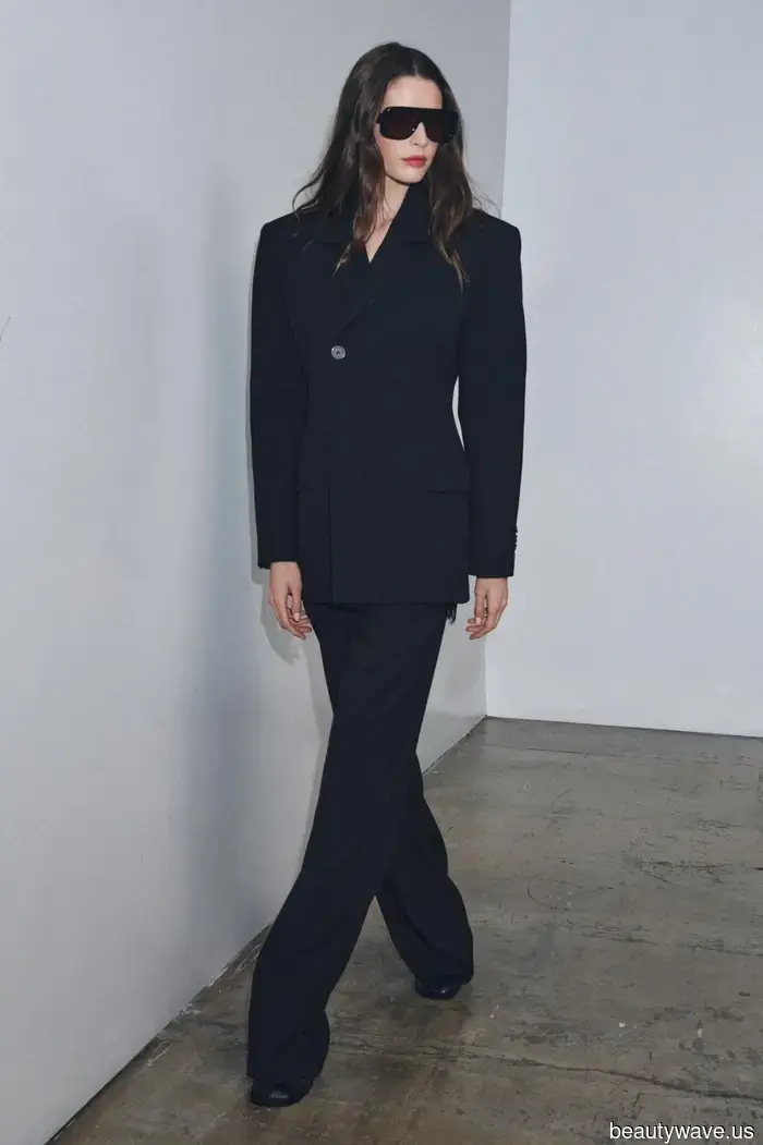 Así de fácil, los trajes pasan de aburridos a geniales cuando cambias las camisas de botones por este reemplazo de 2025.