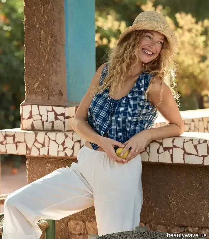 Soy una mamá fashion que trabaja en Nueva York&mdash;Estos son los tops elegantes que uso con jeans y pantalones.
