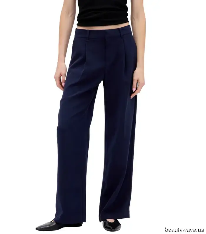 Fashion experts believe that pairing baby tees with this pant trend gives an elegant appearance.