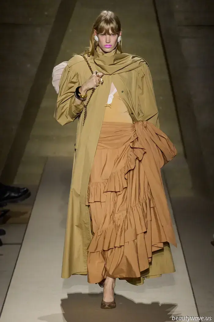 Eng geschnittene Hosen! Markante Schultern! Leuchtende Blumenmuster! Eine 80er‑Attitüde prägt Chloé für den Frühling 2026.