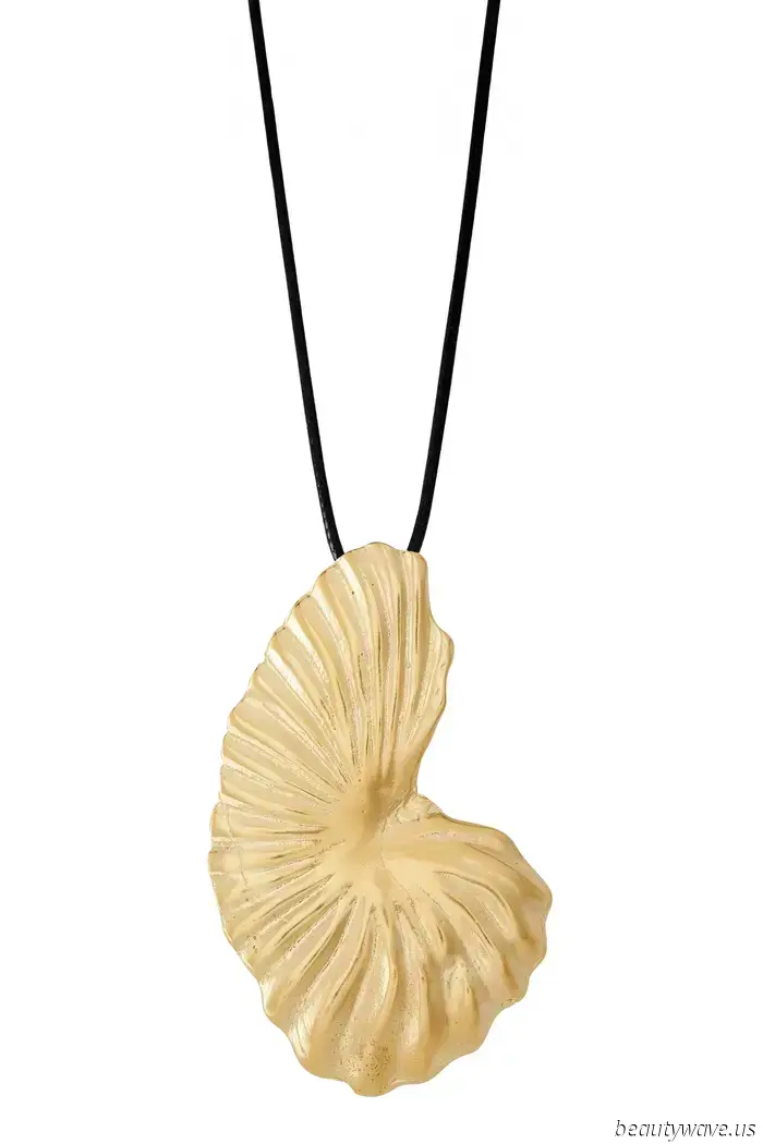 The Stylish Jewelry Trend That Everyone Fashionable is Pairing with White T-Shirts