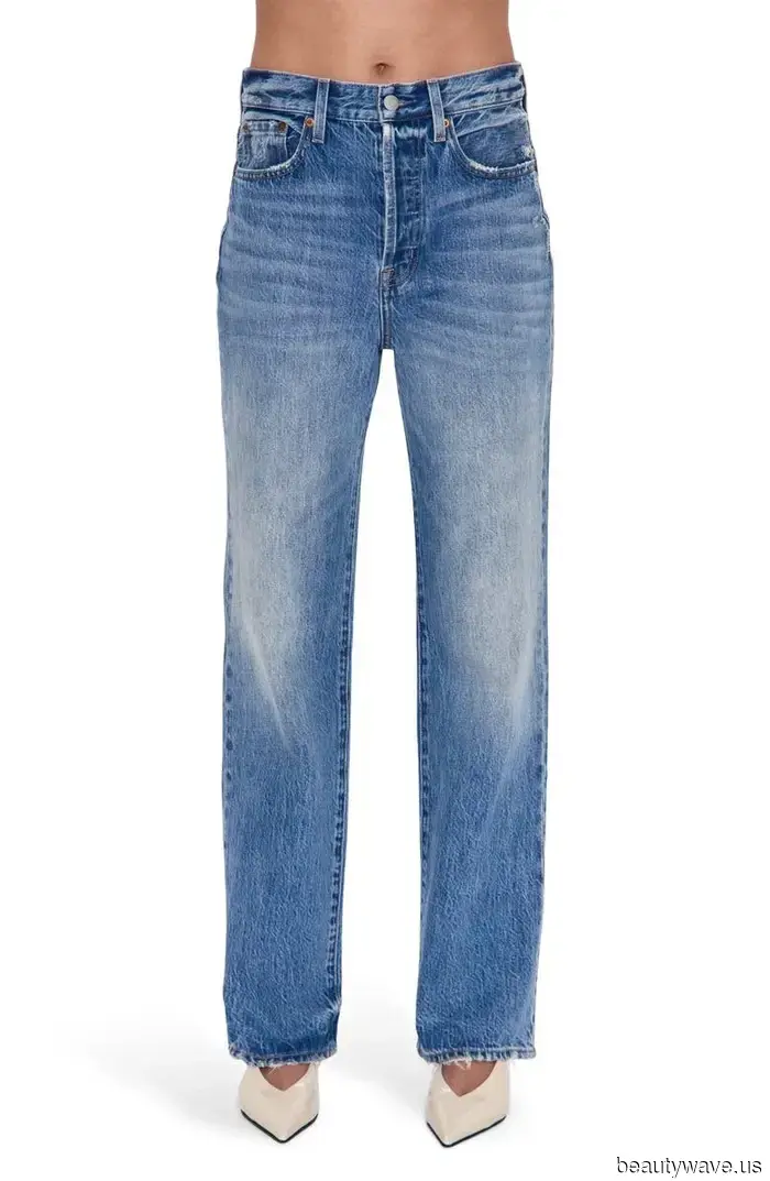 Alexa Chung and Tom Sturridge sported coordinating flats along with the anti-trend jeans that I truly suggest wearing while flying.