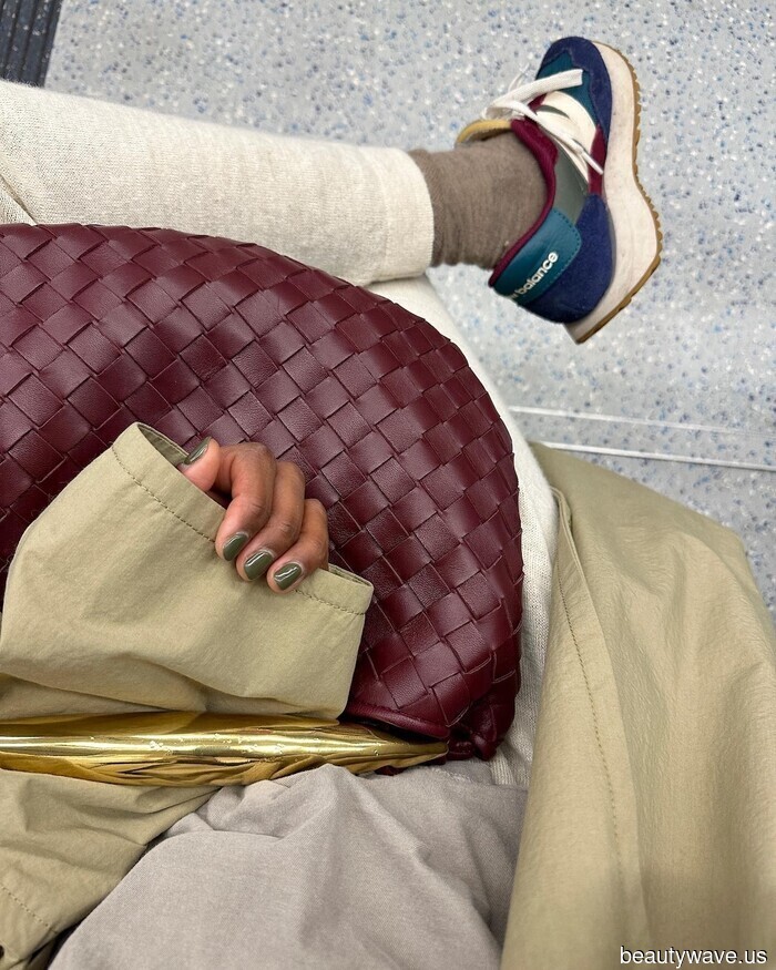 "Dirty Martini" unghie è la tendenza manicure chic (eppure polarizzante!) che sto approvando nel 2026