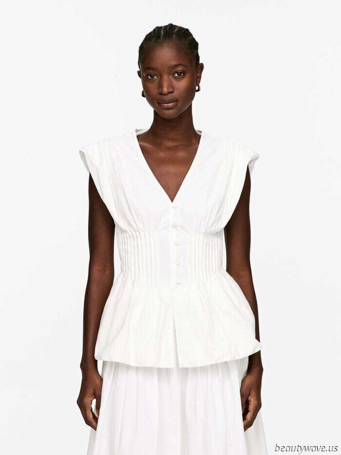 Not Ruffle, Not Lace—The Stylish Top Trend That Appeals to Both Minimalists and Those With Classic Tastes.