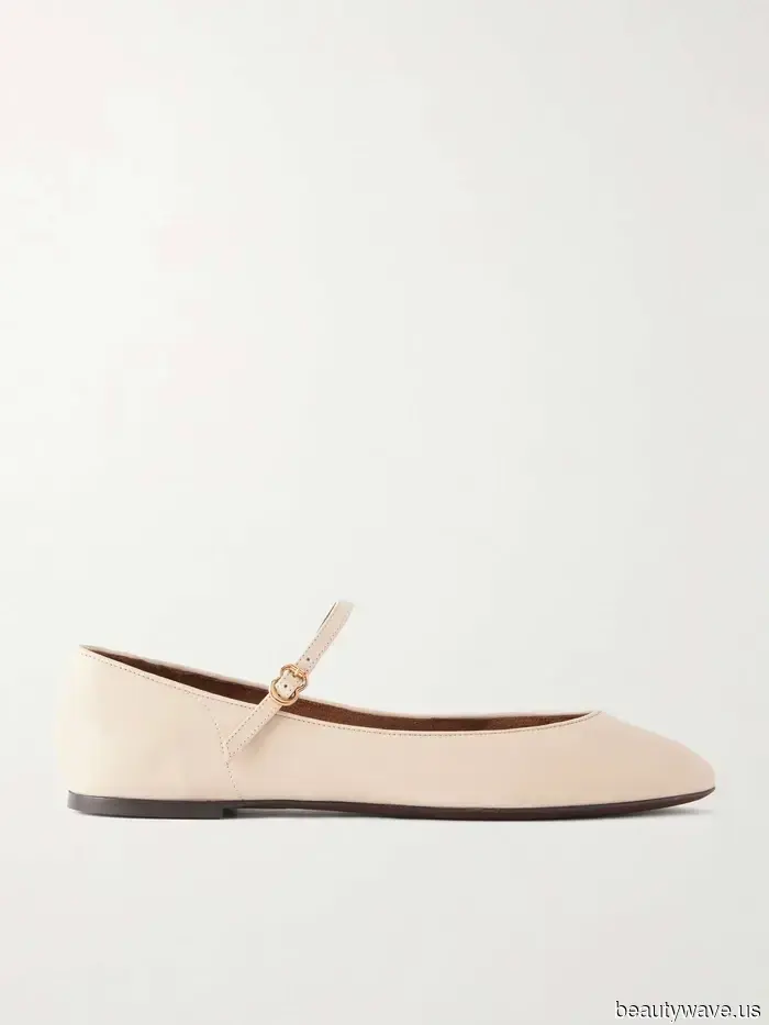 Petite women understand that pairing shorts with flat shoes always appears sophisticated.