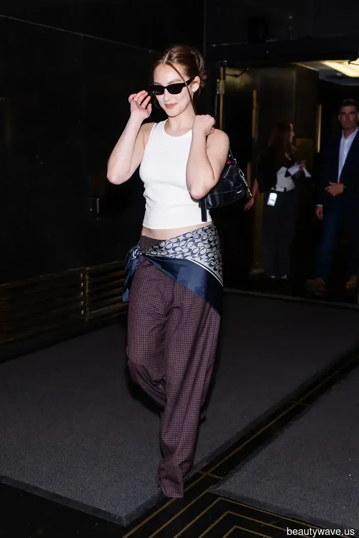 Siehe: Eine Lektion darin, wie man einen Seidenschal trägt, courtesy of New York, London und Paris' stilvollsten.