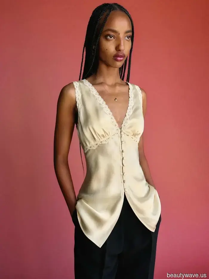 Il completo pantaloni e top elevato che sto copiando da persone a Parigi e NYC che non è una maglietta e jeans