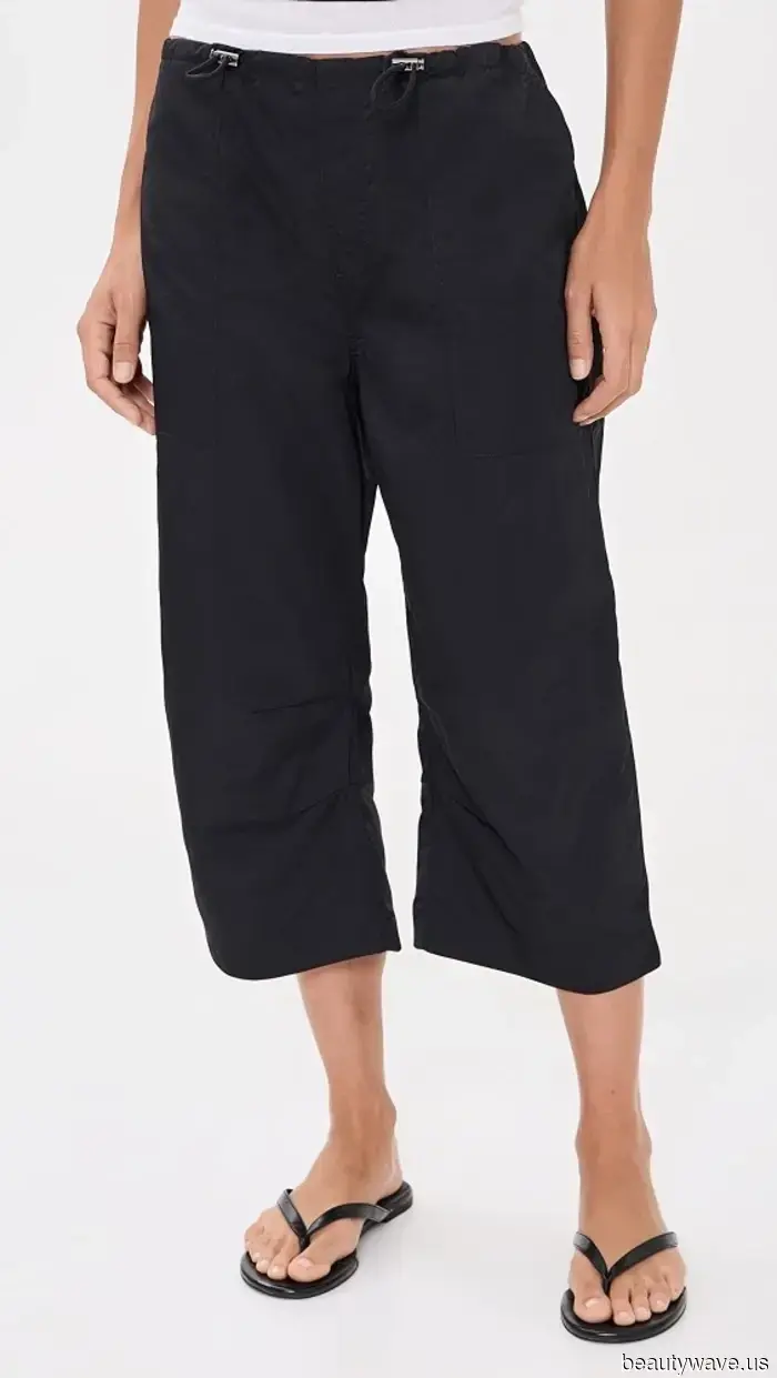 Das Tragen von Cropped-Hosen am Flughafen ist zurück, besonders dieser spezielle Cool-Girl-Trend.