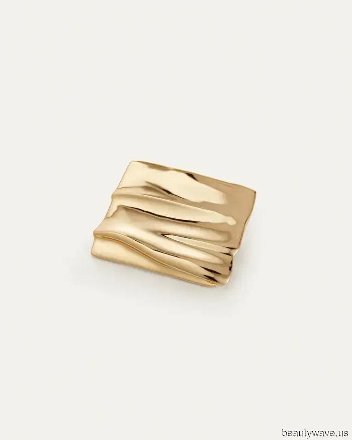 Improvvisamente, le persone alla moda indossano questo accessorio "datato" su maglioni, vestiti e giacche.