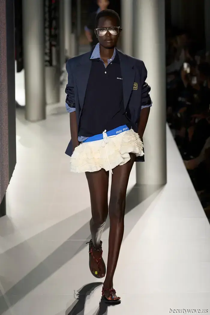 Alexa Chung acaba de descubrir una nueva tendencia en sandalias que hace que las faldas negras "aburridas" se vean muy frescas