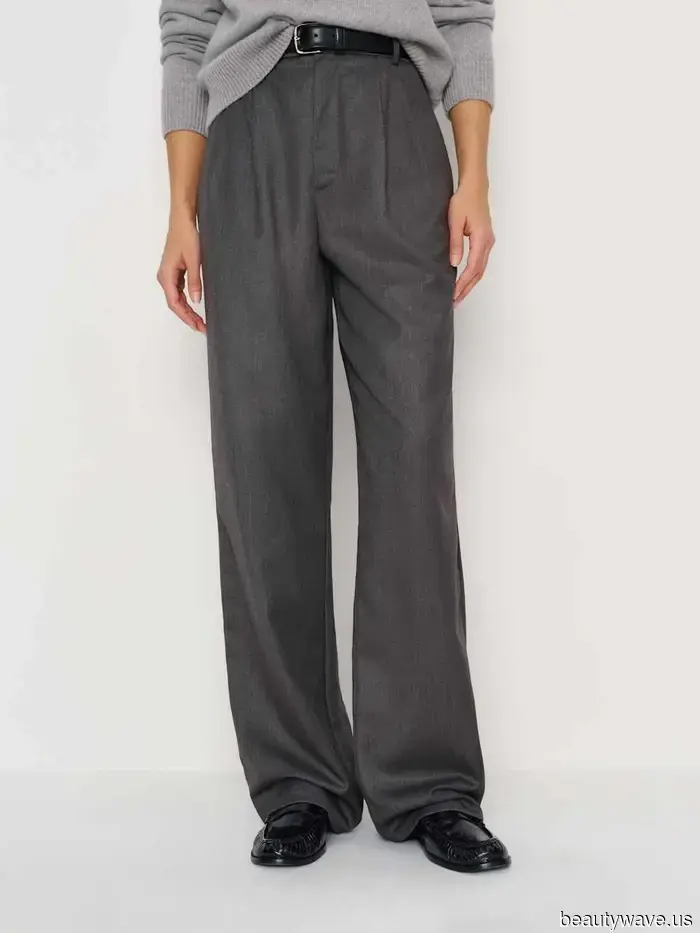 Il modo da ragazza cool per indossare i pantaloni eleganti è con questo basic e queste scarpe.