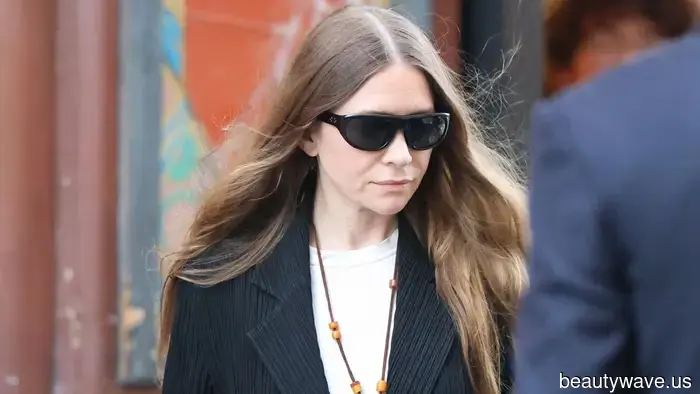 El lujo discreto no está muerto&mdash;Ashley Olsen acaba de llevar un traje negro en una ola de calor veraniega en París.