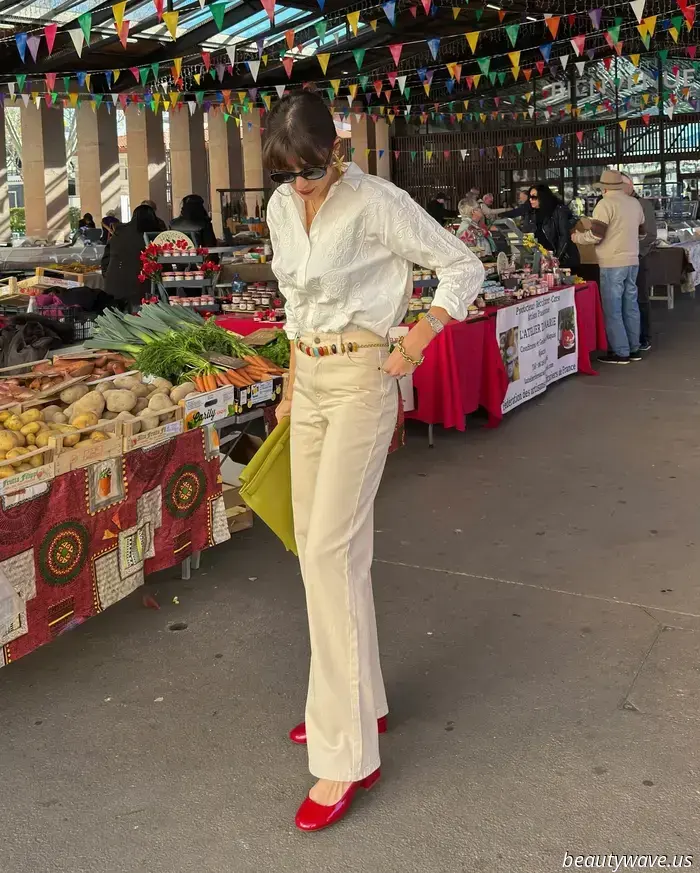 I Blue Jeans sono belli, ma a New York e a Parigi, tutti sanno che questo colore è molto più trendy