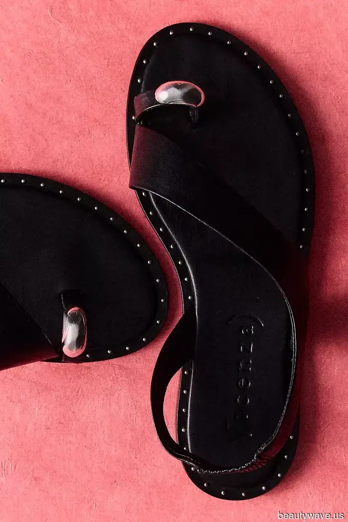 L'ho trovato&mdash;La tendenza delle sandali dall'aspetto costoso che le donne eleganti indossano ora con pantaloni corti e vestiti