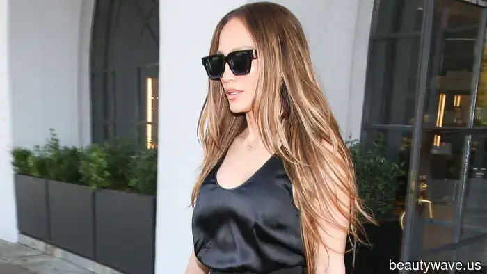 Hold off on the sandals—this shoe trend endorsed by J.Lo is what you should pair with pencil skirts this season.