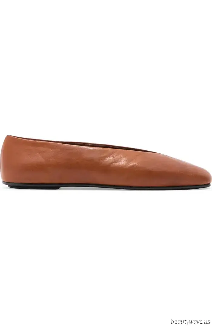 Whole-Foot Flats Are the Stylish Shoe Trend That Elegant Dressers Are Embracing at the Moment.