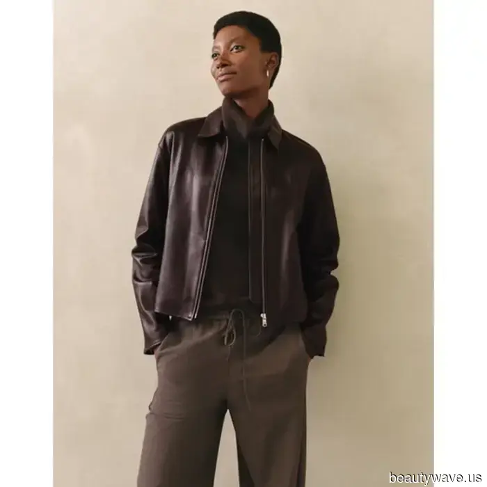 Certo, le giacche di pelle nere sono senza tempo, ma tutti nel mondo della moda stanno optando per questo colore più chic invece.